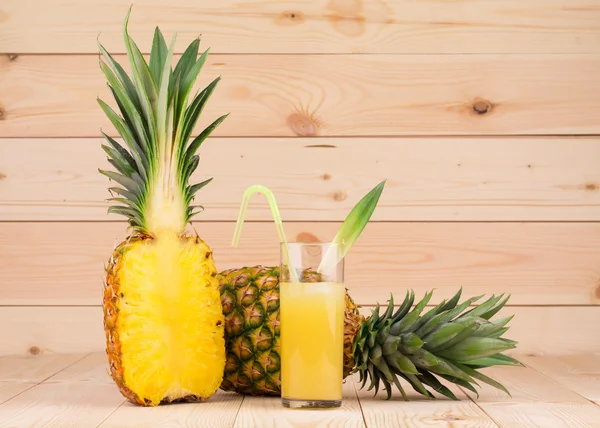 Gesneden ananas — Stockfoto