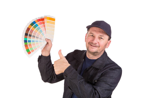Человек держит цветовую палитру
 