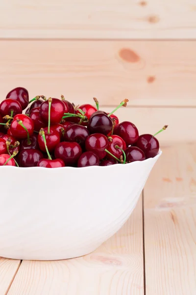 Bowl of ripe cherries — Stock Photo, Image