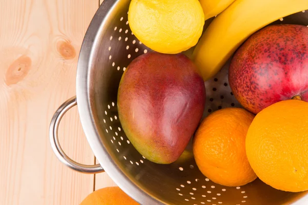 Reife Mango und Zitrusfrüchte — Stockfoto