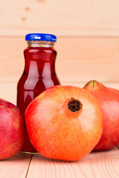 Pomegranate juice with pomegranates — Stock Photo, Image