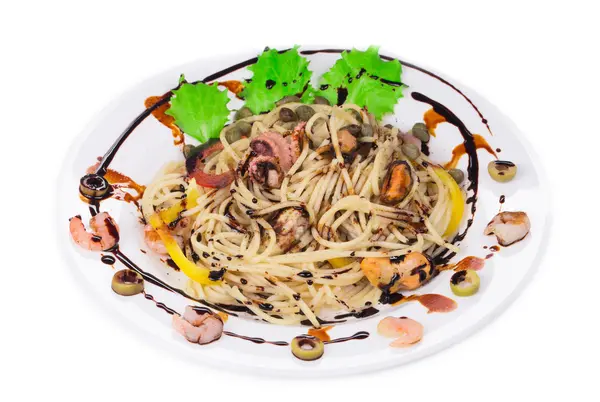 Chutné italské těstoviny s mořskými plody. — Stock fotografie