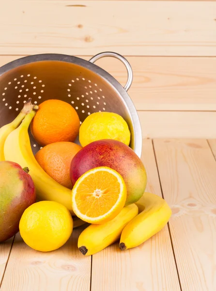 Gehalveerde citrusvruchten en mango 's — Stockfoto