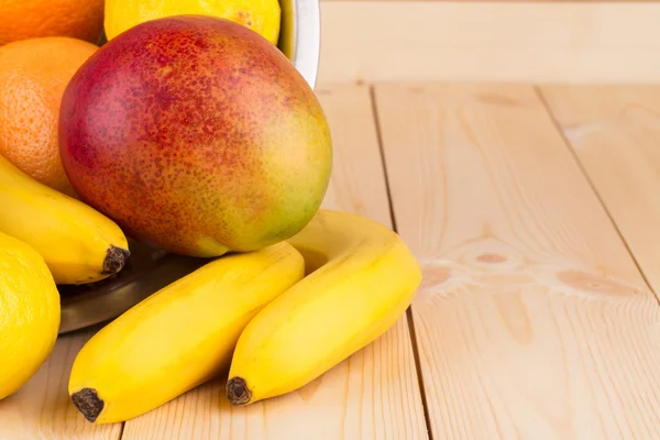 Halved citrus fruit and mangos — Stock Photo, Image