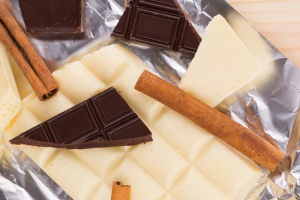 Cioccolato bianco e fondente — Foto Stock