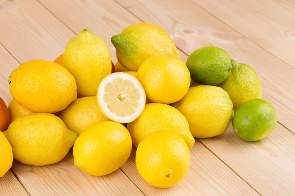 Halverade citrusfrukter — Stockfoto