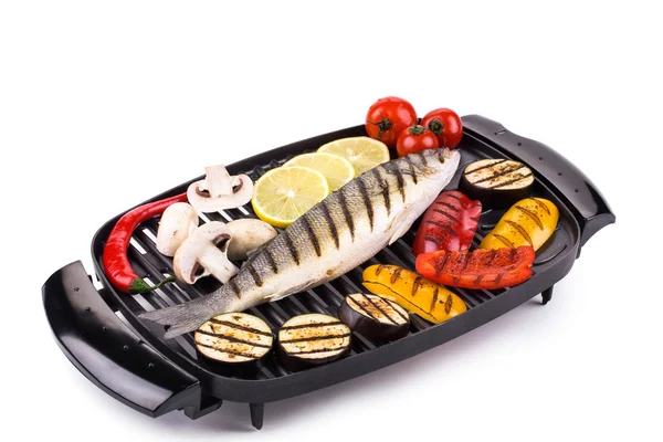 Gegrilde zeebaars op grill — Stok fotoğraf