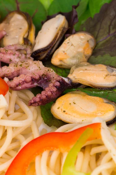 Deniz ürünleri ile lezzetli makarna çeşitleri — Stok fotoğraf