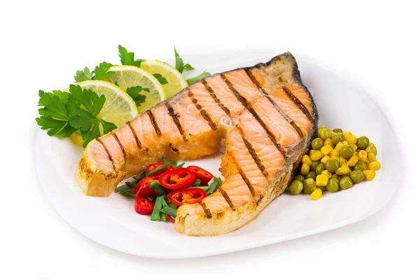 Стейк из лосося с овощами — стоковое фото