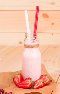 mleko i jagoda wstrząsnąć 