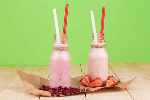 Milk and berry shake — Stock Photo, Image