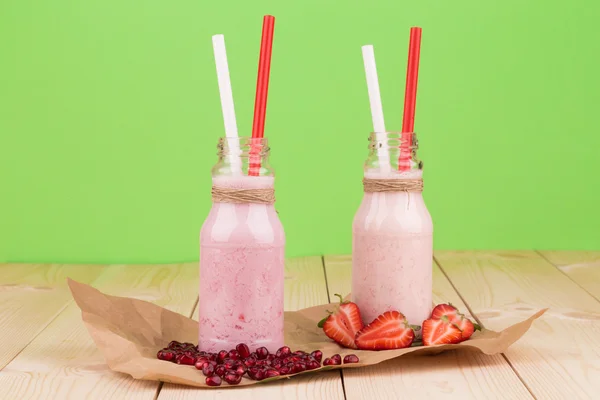 Batido de leche y bayas —  Fotos de Stock