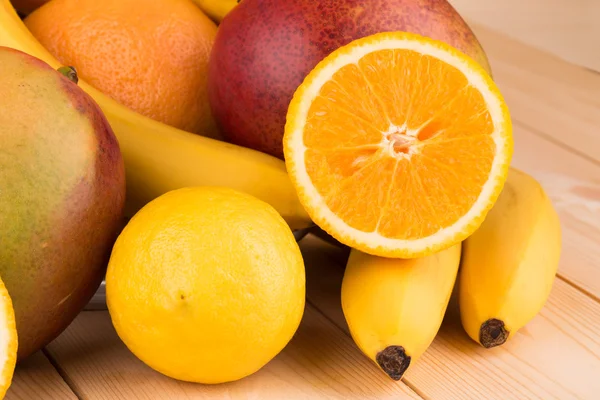 Citrusvruchten en bananen — Stockfoto