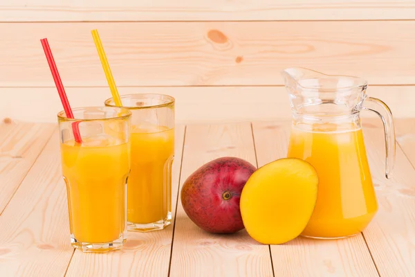 Mango y jugo . — Foto de Stock