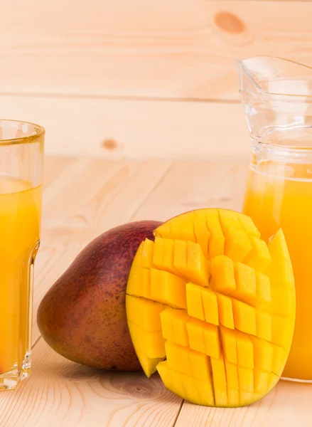 Mango y jugo . — Foto de Stock