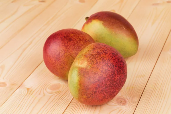 Isolated ripe mango — Stock Photo, Image