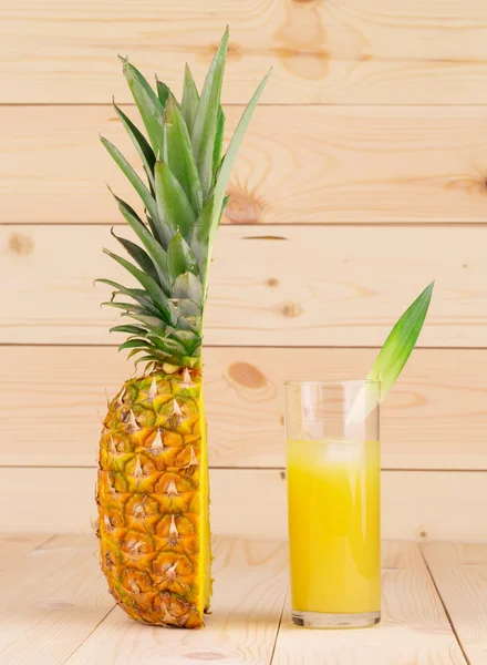 De helft van vers rijp ananas — Stockfoto