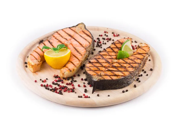 Steaks de saumon sur plateau — Photo