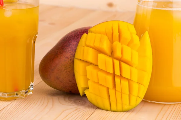 Mango und Saft. — Stockfoto