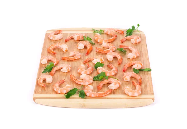 Crevettes bouillies sur planche à découper — Photo