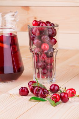 kiraz smoothie ahşap zemin üzerinde.