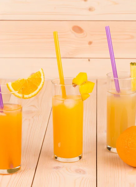 Bril vol met jus d'orange. — Stockfoto