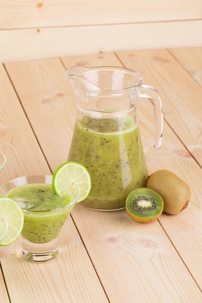 Välsmakande kiwi juice — Stockfoto