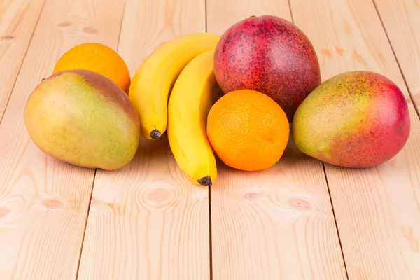 Citrus fruits and bananas — Stock Photo, Image