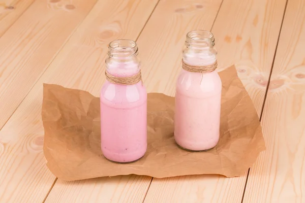 Молоко и ягодный коктейль — стоковое фото