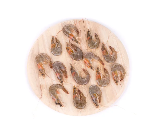 Raw shrimp on wooden platter. — Stock Photo, Image