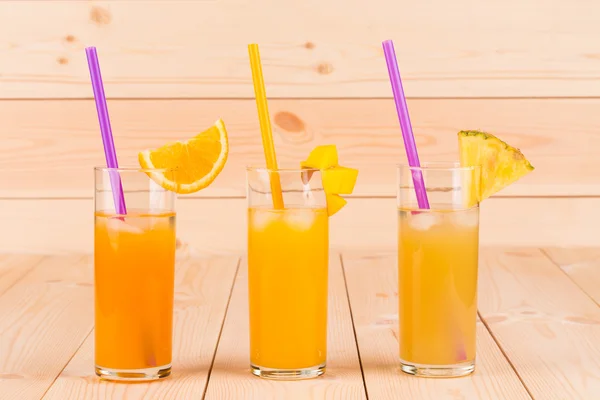 Jugos de frutas en primer plano sobre fondo de madera . —  Fotos de Stock