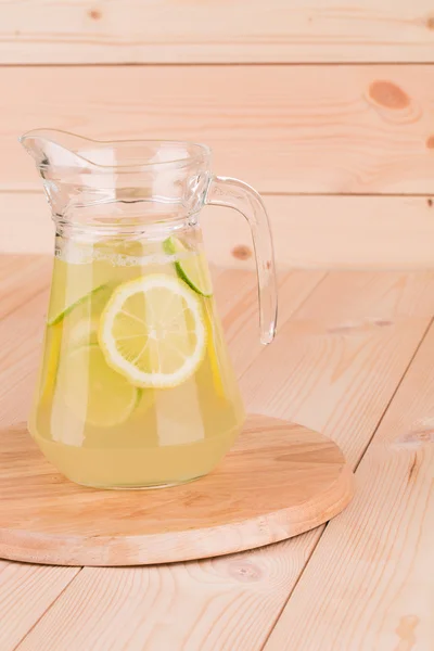 Limonada de verão em fundo de madeira perto . — Fotografia de Stock