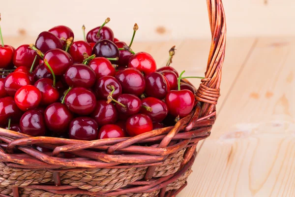Fresh cherries in a wicker basket. — Stock Photo, Image