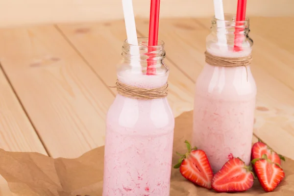 Strawberry milkshake on a wooden background. — Stock Photo, Image