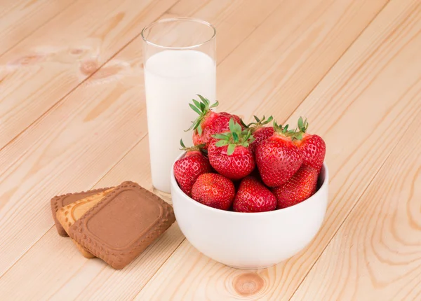 新鲜的草莓和牛奶，一杯在木头上. — 图库照片