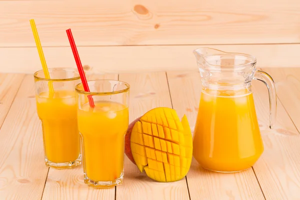 Mango juice med mango på trä bakgrund. — Stockfoto