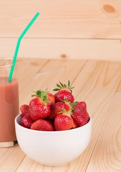 Milkshake fraise sur fond bois . — Photo