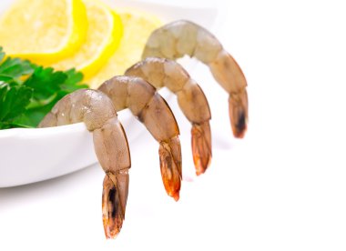 dilimlenmiş limon ve karides. 