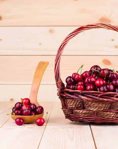 Kirschen im Korb. — Stockfoto