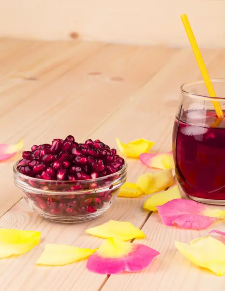 Pomegranate seeds and juice. — Stock Photo, Image