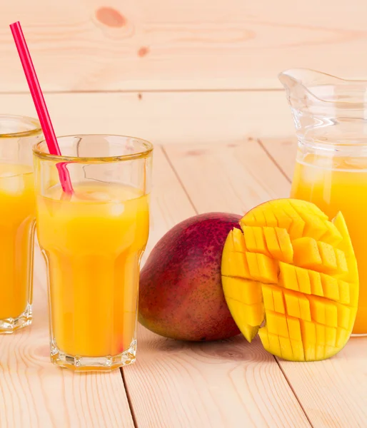 Mango och juice — Stockfoto