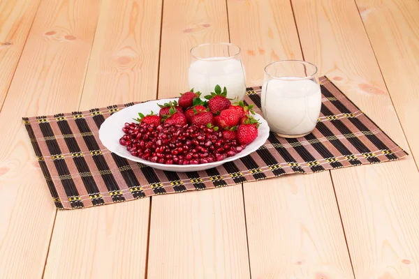 Fresas con granada — Foto de Stock