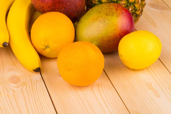 Citrusfrukter med mango — Stockfoto