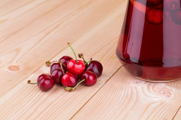 Körsbär och juice — Stockfoto