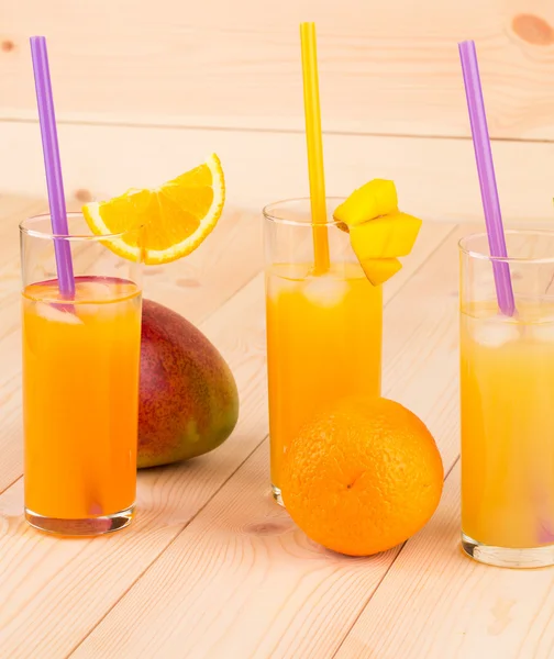 Mango y jugo . — Foto de Stock