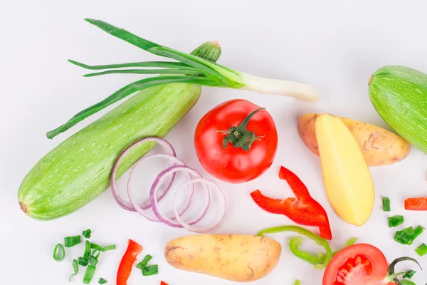 Produtos hortícolas frescos em fatias — Fotografia de Stock