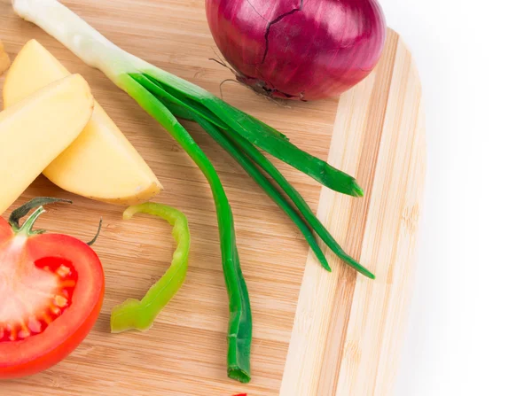 Warzywa na talerz drewniany — Zdjęcie stockowe
