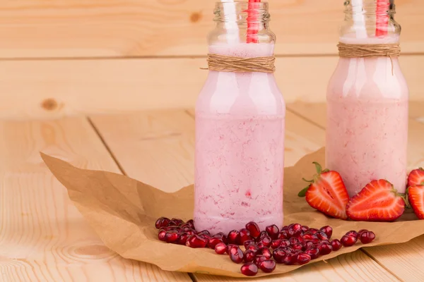 Strawberry milkshake on a wooden background. — Stock Photo, Image