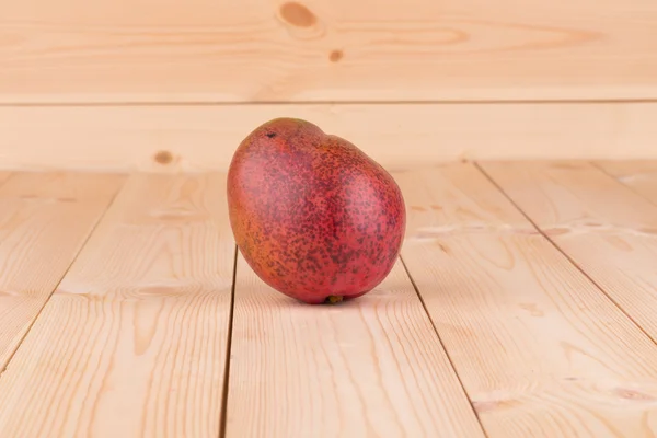 Isolated ripe mango on the wooden table. — Stock Photo, Image