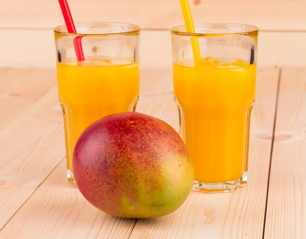 Mango sap met mango in de close-up. — Stockfoto